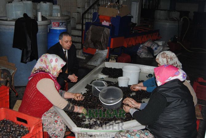 Bakırlıoğlu; Yağmurlu ve Su Birikintileri Arasında Zeytin Borsasını Gezdik