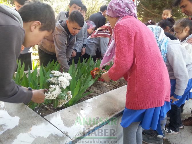 Ş.Ali Bozkurt İlköğretim Kurumu, Şehit Ali Bozkurt’u Mezarı Başında Andı