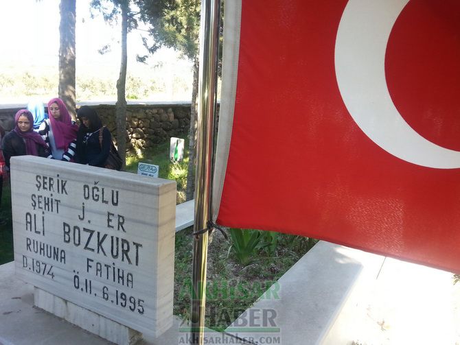 Ş.Ali Bozkurt İlköğretim Kurumu, Şehit Ali Bozkurt’u Mezarı Başında Andı