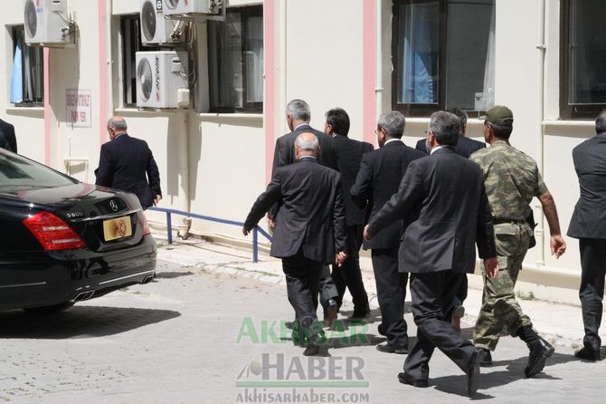 Cumhurbaşkanı Gül, Akhisar’da Yaralı Maden İşçilerini Ziyaret Etti