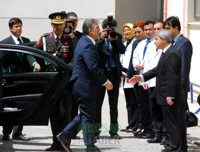 Cumhurbaşkanı Gül, Akhisar’da Yaralı Maden İşçilerini Ziyaret Etti