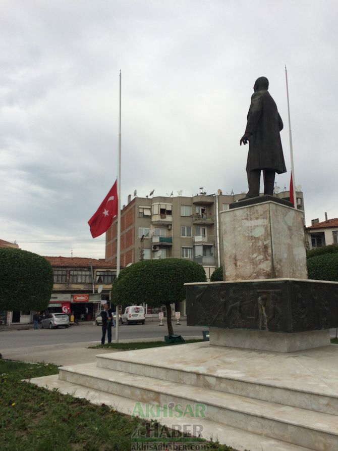 Akhisar’da Bayraklar Yarıya İndirildi