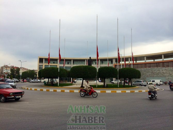 Akhisar’da Bayraklar Yarıya İndirildi