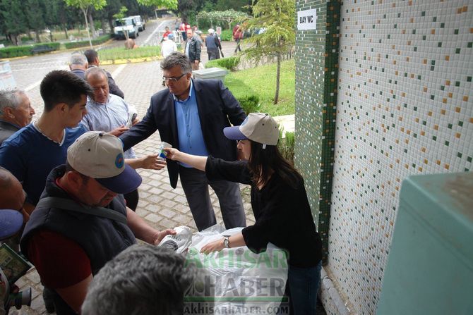 Manisa Kırmızı Et Üreticileri Birliği Soma’da Kumanya Dağıttı