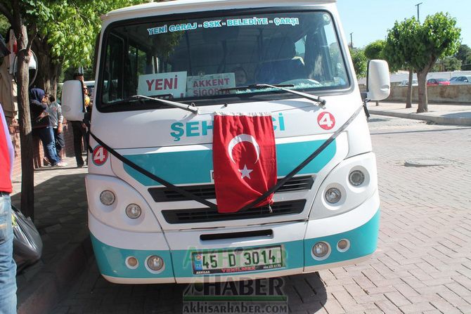 Akhisar’da Şehiriçi Minibüsçüler Siyah Kurdele Taktı