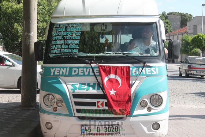 Akhisar’da Şehiriçi Minibüsçüler Siyah Kurdele Taktı