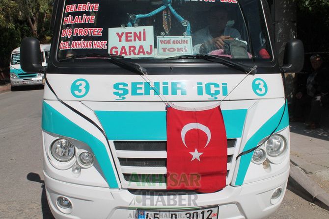 Akhisar’da Şehiriçi Minibüsçüler Siyah Kurdele Taktı