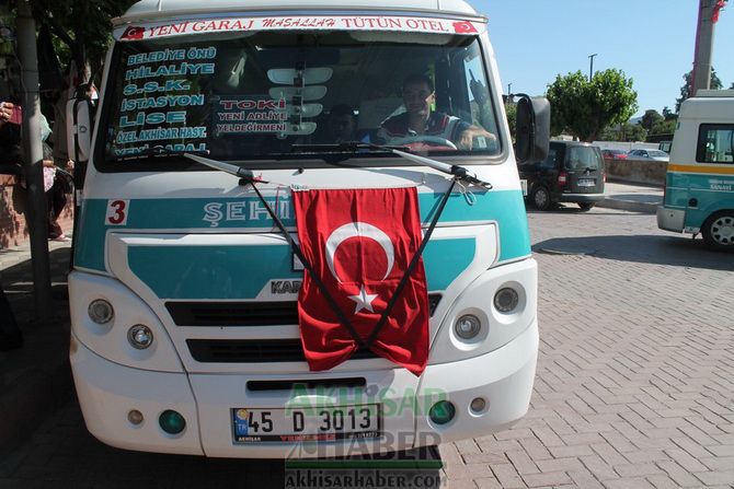 Akhisar’da Şehiriçi Minibüsçüler Siyah Kurdele Taktı